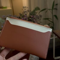 محفظة بأماكن للنقود والبطاقات مع حفر الاسم