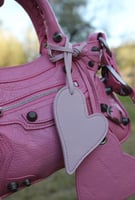 تعليقة جلد شكل قلب