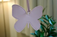 تعليقة جلد شكل فراشة