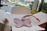 تعليقة جلد شكل فراشة