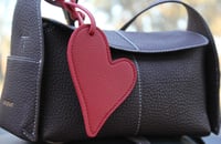 تعليقة جلد شكل قلب