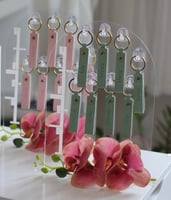 ستاند للميداليات مع كتابة عباراتكم يكفي من 5-8 حبا...