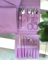 محفظة جلدية تحتوي على 12 مقص للاظافر مع كتابة الاس...