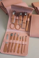 محفظة جلدية تحتوي على 12 مقص للاظافر مع كتابة الاس...