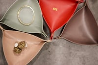 سلة جلد لمكتبك او منزلك او توزيعات بالأسم اوالأحرف...