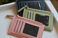 محفظة بأماكن للنقود والبطاقات مع حفر الاسم