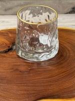 كوب رقاص ثلجي مع قاعدة خشبية