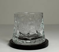 كوب رقاص ثلجي مع قاعدة خشبية