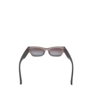 نظارة شمسية نسائية أنيقة بإطار أسود وعدسات متدرجة...