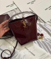 سان لوران مع ميدالية كرز