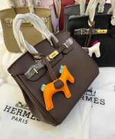 هرمز صغير مع ميداليه