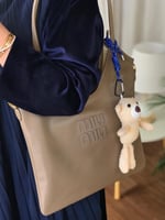 ميو ميو مع ميدالية