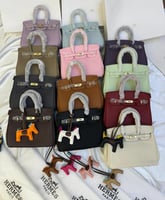 هرمز صغير مع ميداليه