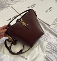 سان لوران مع ميدالية كرز