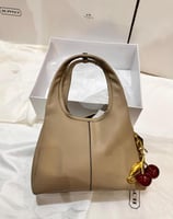 كوتش مع ميدالية كرز