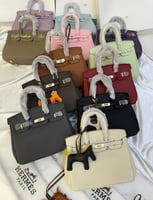 هرمز صغير مع ميداليه