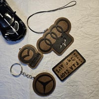 ميدالية أو تعليقة خشبية(لوحة سيارة )