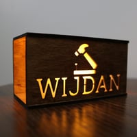 صندوق خشب مع إضاءة