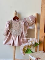 فستان من 3 شهور -1 سنه مع القبعه الفرنسيه