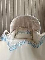 سرير خيرزان ولادي مع مخدة