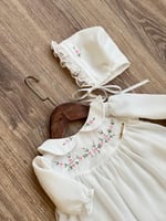 فستان مع القبعة الفرنسية 0-3 الى 1 سنة بدون الجورب