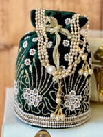 شنطة خرز مخمل