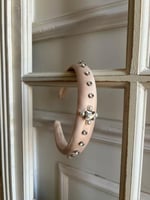 طوق وردي فاتح