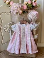 فستان 0-3 الى 9-12 مع القبعه الفرنسيه من1الى 5 سنو...