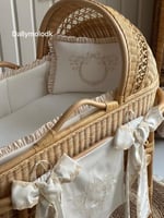 سرير خيزران تطريز لون بيج محايد مع المخدة