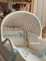 سرير خيرزان ولادي مع مخدة