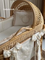 سرير خيزران تطريز لون بيج محايد مع المخدة