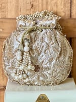 شنطة خرز مخمل