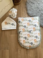 مفرش ولادي مع لفه والقبعة الدائريه