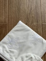 مدس محايد مع اللفه والقبعه الدائريه تطريز اوف وايت