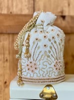 شنطة خرز مخمل