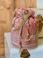 شنطة خرز مخمل