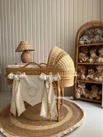 سرير خيزران تطريز لون بيج محايد مع المخدة