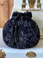 شنطة خرز مخمل