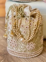 شنطة خرز مخمل