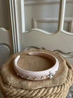 طوق وردي فاتح