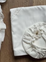 مدس اوف وايت بناتي مع اللفه والقبعه الدائريه