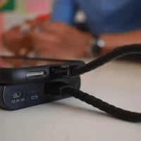 كيبل ايفون شكل سوارة يد جلدي - تن بلس