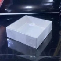 « علبة صغيرة بيضاء »