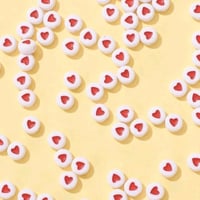 « خرز شكل قلب أسود »