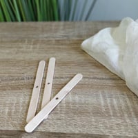 «أعواد خشب لتثبيت الفتيل»