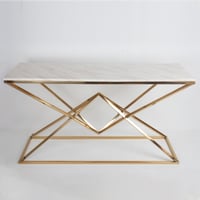 كونسول هرمي ذهبي اللون وبسطح رخام