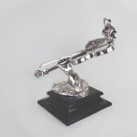 مجسم حامل الة الكمان باللون الفضي