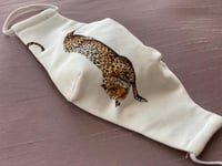 كمامة قماشية على شكل نمر خلفية اوف وايت رقم#68