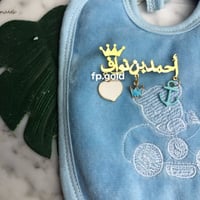 بروش مطلي ذهب مع تاج و3 فصوص