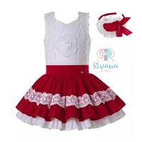 تيور احمر أنيق مع طبقه بالأبيض مع اكسسوار شعر